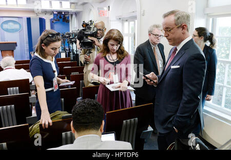 Washington DC, USA. Feb 24, 2017. Dans le stand journalistes James S. Brady salle des conférences de presse de la Maison Blanche après avoir été exclu de la réunion le 24 février 2017 à Washington, DC. CNN, le New York Times et d'autres organismes de presse ont été bloqués vendredi à partir d'un point de presse de la Maison Blanche. Crédit : Olivier Douliery/piscine par CNP Crédit : MediaPunch MediaPunch /Inc/Alamy Live News Banque D'Images