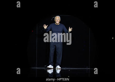 Milan. Feb 24, 2017. Designer Giorgio Armani reconnaît les applaudissements après l'Emporio Armani montrer lors de Milan Fashion Week Automne/Hiver 2017-2018 le 24 février 2017, à Milan, en Italie. Credit : Jin Yu/Xinhua/Alamy Live News Banque D'Images