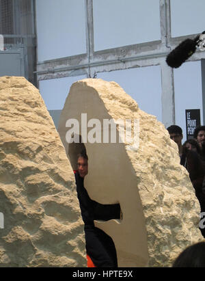 Paris, France. Feb 22, 2017. Regardez les journalistes comme l'artiste français Abraham Poincheval est scellée dans un rocher pendant une période indéterminée dans le Musée Palais de Tokyo à Paris, France, 22 février 2017. La roche est muni d'un tuyau qui permettra à l'artiste de respirer et un moniteur pour enregistrer son rythme cardiaque. Photo : Sabine Glaubitz/dpa/Alamy Live News Banque D'Images