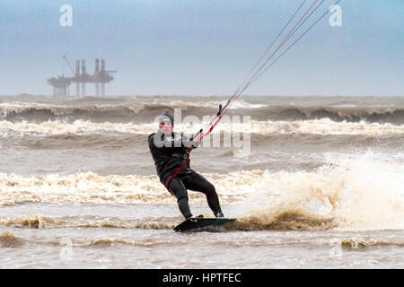 Kite Surfer, plage d'Ainsdale, Merseyside. 25 févr. 2017. Un kite surfer brave le froid et venteux qu'il chevauche les vagues sur la plage d'Ainsdale près de Southport Merseyside. Quelques jours après la tempête d'Ainsdale Doris et est encore assez froid et venteux. Credit : Cernan Elias/Alamy Live News Banque D'Images
