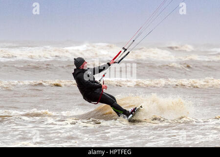 Kite Surfer, plage d'Ainsdale, Merseyside. 25 févr. 2017. Un kite surfer brave le froid et venteux qu'il chevauche les vagues sur la plage d'Ainsdale près de Southport Merseyside. Quelques jours après la tempête d'Ainsdale Doris et est encore assez froid et venteux. Credit : Cernan Elias/Alamy Live News Banque D'Images