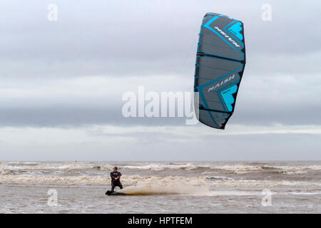 Kite Surfer, plage d'Ainsdale, Merseyside. 25 févr. 2017. Un kite surfer brave le froid et venteux qu'il chevauche les vagues sur la plage d'Ainsdale près de Southport Merseyside. Quelques jours après la tempête d'Ainsdale Doris et est encore assez froid et venteux. Credit : Cernan Elias/Alamy Live News Banque D'Images