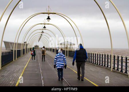 Southport, Merseyside, Royaume-Uni. Météo. 25 Février, 2017. Froid, humide et venteux pour le tourisme étranger marche sur la jetée de Southport. Digue de remplissage février être il noir ou blanc c'est ; mais si c'est blanc, c'est le moyen le plus à aimer. En dépit de conditions, les promeneurs sur la jetée à la fois de la Chine et la Pologne, ont été bravant les éléments pour parvenir à la fin de la 2ème plus longue jetée en Angleterre. /AlamyLiveNews MediaWorldImages Crédit : Banque D'Images