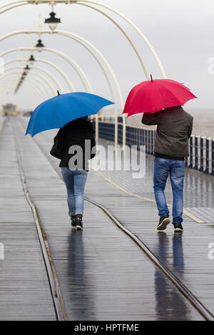 Southport, Merseyside, Royaume-Uni. Météo. 25 Février, 2017. Froid, humide et venteux pour le tourisme étranger marche sur la jetée de Southport. Digue de remplissage février être il noir ou blanc c'est ; mais si c'est blanc, c'est le moyen le plus à aimer. En dépit de conditions, les promeneurs sur la jetée à la fois de la Chine et la Pologne, ont été bravant les éléments pour parvenir à la fin de la 2ème plus longue jetée en Angleterre. /AlamyLiveNews MediaWorldImages Crédit : Banque D'Images