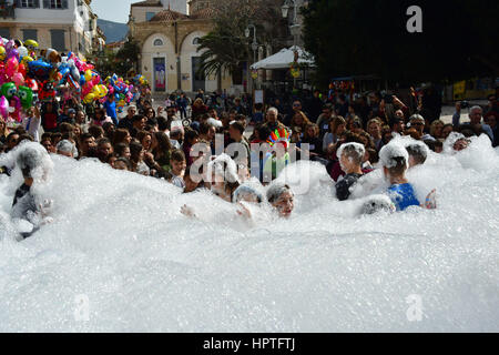 Nauplie, Grèce. Feb 25, 2017. Avec une grande participation relance le jeu traditionnel de chasse "le trésor perdu 'Syntagma Square dans le centre historique de la ville de Nauplie. Une partie du jeu veut des enfants de plonger avec la personne dans le yogourt et la mousse pour trouver un puzzle de la trésor caché. Les festivités ont été organisées par la ville de Nauplie. Credit : VANGELIS/BOUGIOTIS Alamy Live News Banque D'Images