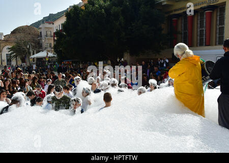 Nauplie, Grèce. Feb 25, 2017. Avec une grande participation relance le jeu traditionnel de chasse "le trésor perdu 'Syntagma Square dans le centre historique de la ville de Nauplie. Une partie du jeu veut des enfants de plonger avec la personne dans le yogourt et la mousse pour trouver un puzzle de la trésor caché. Les festivités ont été organisées par la ville de Nauplie. Credit : VANGELIS/BOUGIOTIS Alamy Live News Banque D'Images