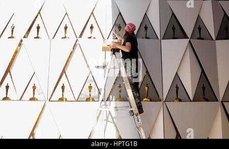 Los Angeles, USA. Feb 24, 2017. Les peintures d'un travailleur d'une plaque de fond Oscar durant la préparation de la 89e Academy Awards au Kodak Theater à Hollywood, Californie, États-Unis, le 24 février 2017. Credit : Chaoqun Zhang/Xinhua/Alamy Live News Banque D'Images