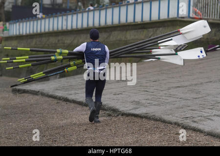 Putney Londres, Royaume-Uni. Feb 25, 2017. Les rameurs représentant divers clubs d'aviron, les écoles et collèges pratique sur la Tamise comme la saison d'Aviron britannique entre dans l'hiver pour les courses de tête et Henley Regatta Crédit : amer ghazzal/Alamy Live News Banque D'Images