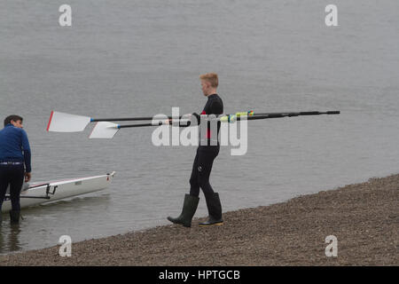 Putney Londres, Royaume-Uni. Feb 25, 2017. Les rameurs représentant divers clubs d'aviron, les écoles et collèges pratique sur la Tamise comme la saison d'Aviron britannique entre dans l'hiver pour les courses de tête et Henley Regatta Crédit : amer ghazzal/Alamy Live News Banque D'Images