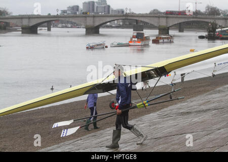 Putney Londres, Royaume-Uni. Feb 25, 2017. Les rameurs représentant divers clubs d'aviron, les écoles et collèges pratique sur la Tamise comme la saison d'Aviron britannique entre dans l'hiver pour les courses de tête et Henley Regatta Crédit : amer ghazzal/Alamy Live News Banque D'Images