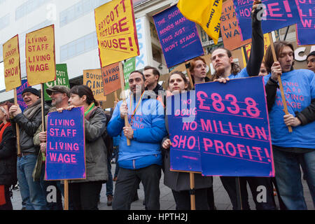 Londres, Royaume-Uni. Feb 25, 2017. Picturehouse Cinema travailleurs viennent en grève dans le cadre de leur campagne en cours pour un salaire vital. Leicester Square, Londres, Royaume-Uni. Feb 23, 2017. Crédit : Steve Parkins/Alamy Live News Banque D'Images