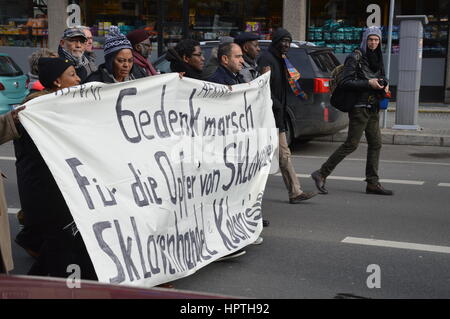 Berlin, Allemagne 25 Feb, 2017 Le Memorial March pour les pays d'Afrique victimes du colonialisme à Berlin, Allemagne. Credit : Markku Rainer Peltonen/Alamy Live News Banque D'Images