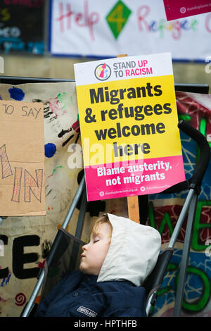 Downing Street, London, UK. Feb 25, 2017. Les protestataires manifester devant Downing Street appelant le gouvernement britannique à reconsidérer la fin de la DUBS Amendement méthode permettant à l'enfant non accompagné les migrants réfugiés un passage sûr dans le Royaume-Uni. Seigneur Dubs est arrivé au Royaume-Uni lui-même comme un enfant réfugié, avec près de 10 000 enfants juifs surtout qui fuyaient l'Europe contrôlée par les Nazis. Credit : Dinendra Haria/Alamy Live News Banque D'Images