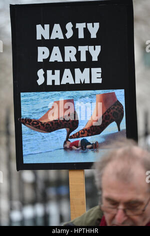 Whitehall, Londres, Royaume-Uni. Feb 25, 2017. En face de protestation, Downing Street pour la Dubs Amendement. Crédit : Matthieu Chattle/Alamy Live News Banque D'Images