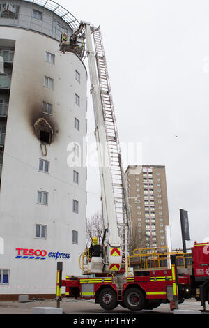 Gunwharf Quays, Portsmouth, Royaume-Uni. 25 Février, 2017. Un incendie a éclaté vers 1 h 30 dans un bloc d'appartements, les résidents ont des evacuted, l'entourant autour de fermés : les pompiers faire leur travail. Tesco est fermée pour le reste de cette période. Alex Bailey/Alamy Live News Banque D'Images