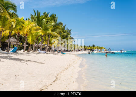 Le Morne, Île Maurice - décembre 7, 2015 : Les gens sont en train de vous détendre sur la plage Le Morne, l'une des plus belles plages de l'île Maurice. Banque D'Images