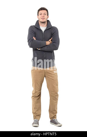 Homme heureux avec bras croisés portant chandail gris et l'ocre des pantalons. La longueur du corps complet isolé sur fond blanc portrait Banque D'Images