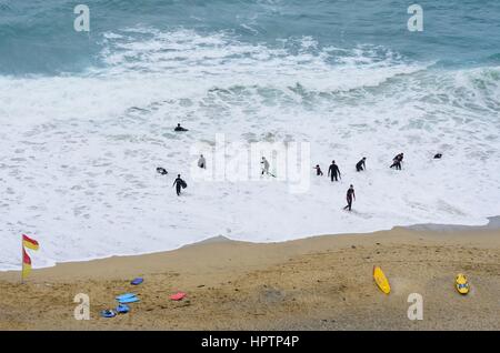 Newquay Cornwall , Royaume-Uni - Juillet 01, 2016 : le groupe d'internautes en combis on beach Banque D'Images