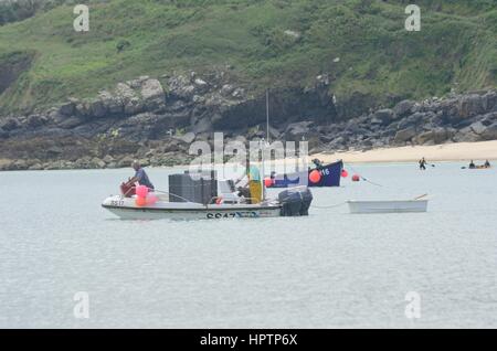 St Ives Cornwall , Royaume-Uni - Juillet 03, 2016 : les pêcheurs de petit bateau avec des casiers à homard Banque D'Images