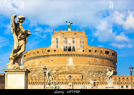 Les anges sur le pont Ponte Sant Angelo encadrant le château Sant'Angelo, dans le district de parco Adriano, Rome, Italie Banque D'Images