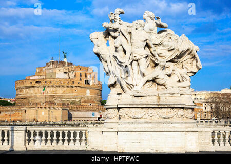 Le Château Sant Angelo vu du pont Ponte Vittorio Emanuelle, Parco Adriano district, Rome, Italie Banque D'Images