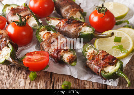 Avec piments jalapeno fromage feta enrobé de bacon sur la table horizontale. Banque D'Images