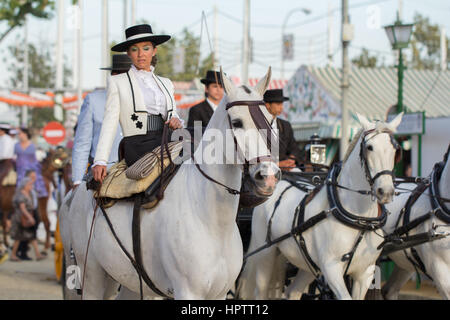 Séville, ESPAGNE - Apr, 25 : femme de l'équitation et la célébration de la foire d'avril, 25 avril, 2014 à Séville, Espagne Banque D'Images