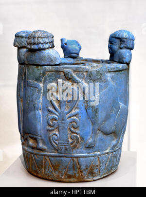 L'allégement de faïence Pyxis fait de "bleu égyptien". Important de l'Italie du nord de la Syrie. Produit 750-700 BC. Banque D'Images
