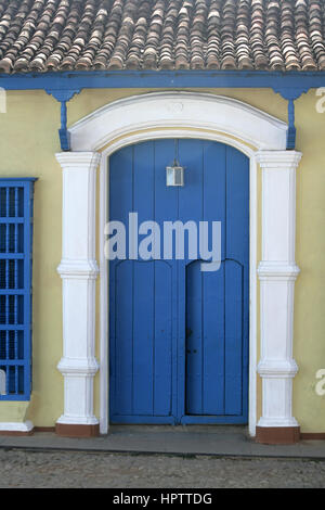 Scène de rue à Cuba. Porte bleue- vieille porte en bois bleu à Trinidad, Cuba. Banque D'Images