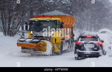 Blizzard janvier offres de compensation active de la neige à Helsinki, en Finlande. Banque D'Images