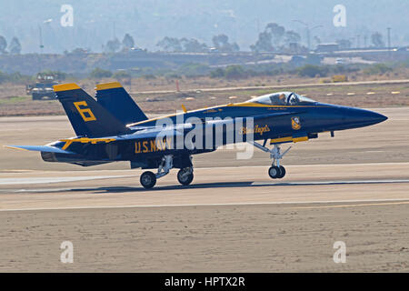 Blue Angels de l'avion de chasse à réaction F-18 Hornet au décollage 2016 Miramar Air Show à San Diego, Californie Banque D'Images