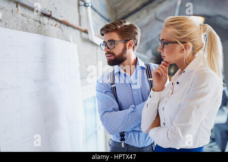 Deux designers brainstorming pensée nouveau projet au bureau moderne Banque D'Images