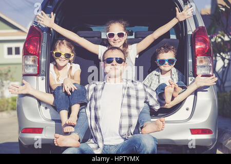 Famille heureuse de se préparer pour road trip sur une journée ensoleillée. Concept de famille accueillante. Banque D'Images