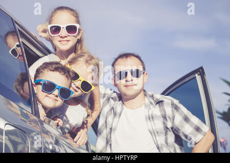 Famille heureuse de se préparer pour road trip sur une journée ensoleillée. Concept de famille accueillante. Banque D'Images