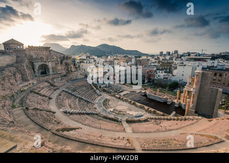 Amphithéâtre romain à Cartagena, Espagne au coucher du soleil. Banque D'Images