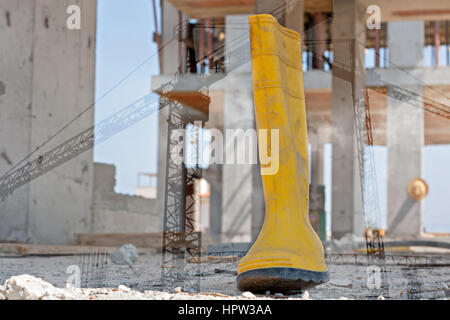 Double exposition d'un travail à embout d'acier de construction et grues à tour d'amorçage Banque D'Images