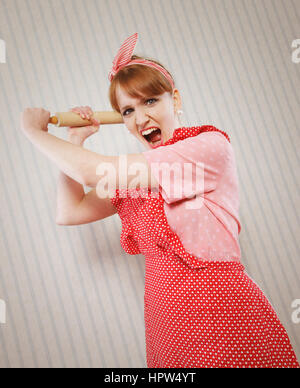 Femme au foyer en colère avec rouleau à pâtisserie Banque D'Images