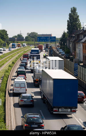 L'Europe, l'Allemagne, Essen, embouteillage sur l'autoroute A 40 dans Essen-Frillendorf Banque D'Images