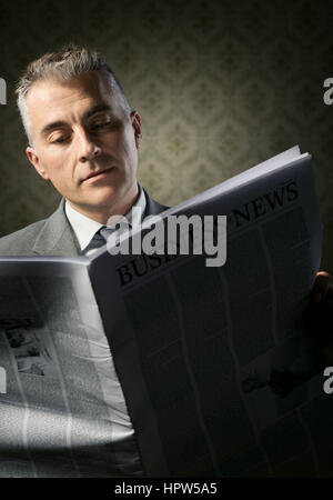 Handsome businessman reading news contre vintage papier peint fond. Banque D'Images