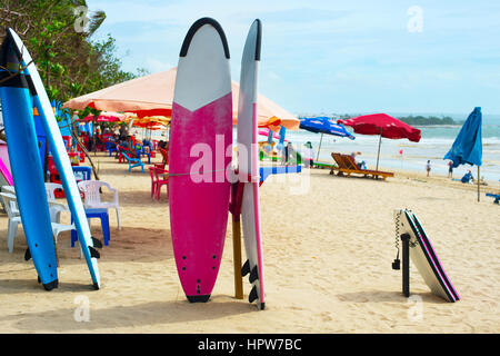 Les planches de surf et funboards sur la plage de Kuta, Bali, Indonésie Banque D'Images