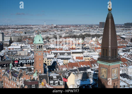 Hiver neige paysage urbain de Copenhague après avoir pris de l'hôtel de ville vue de la tour nord, en direction de Nørrebro. Scandic Palace Hotel tower en premier plan. Banque D'Images