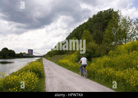 L'Europe, l'Allemagne, en Rhénanie du Nord-Westphalie, Ruhr, Oberhausen, le canal Rhein-Herne et le gazomètre. Banque D'Images