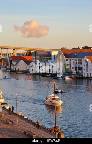 Haugesund, Norvège : vue sur l'île Risoy. Le Smedasund et le pont du détroit Risoy dans lumière du soir. La Scandinavie, l'Europe. Banque D'Images
