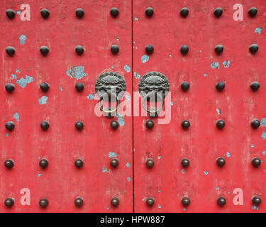 Une porte rouge cloutés de temple du Bouddha de Jade à Shanghai Banque D'Images
