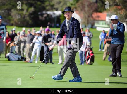 Acteur et comédien Bill Murray portant un chandail bleu marine correspondant et hat surveille son putt au cours de l'AT&T Pebble Beach National Pro-Am Golf Tournament le 11 février 2015 à Monterey, Californie. Banque D'Images