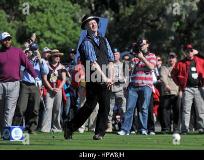 Acteur et comédien Bill Murray portant un chapeau noir correspondant et sweater vest en action au cours de l'AT&T Pebble Beach National Pro-Am Golf tournament Le 9 février 2011 à Monterey, Californie. Banque D'Images