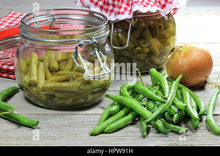 Accueil haricots verts en conserve sur table en bois Banque D'Images