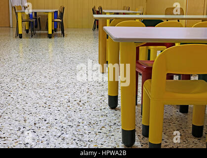 Chaises de couleur et les tables dans une salle de classe Banque D'Images