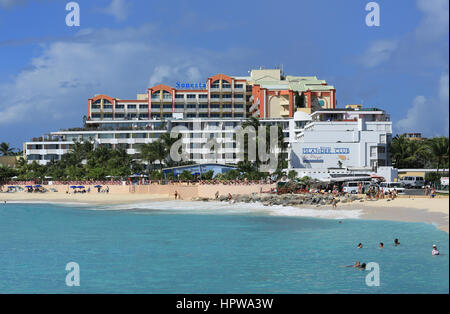 Vue sur coucher de soleil sur la plage, Maho, St.Maarten à l'extrémité de la piste, à la recherche et à l'hôtel Sonesta Club de Torres Banque D'Images