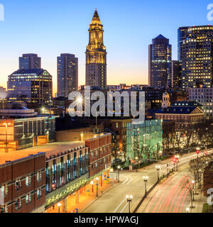 Vue aérienne de Boston au Massachusetts, USA la nuit. Banque D'Images